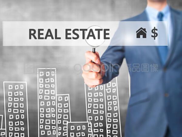 房地產經紀人按下虛擬屏幕上的按鈕。